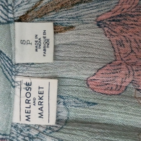 Melrose & Market Cropped Bell Sleeve Blouse - Picture 4 of 5